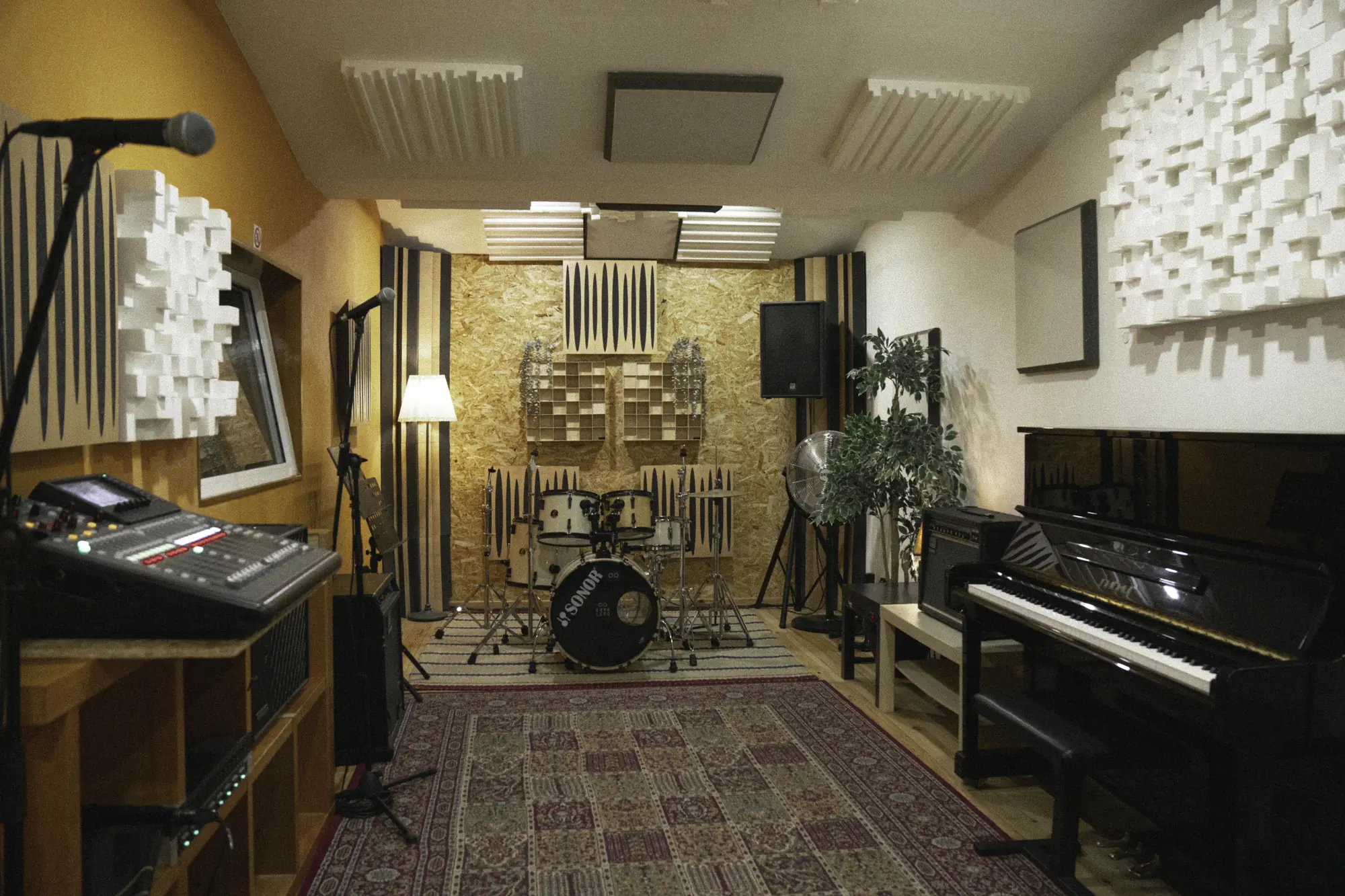 Sala Principal de ensaio e gravação do Camaleão Estúdio com tratamento acústico