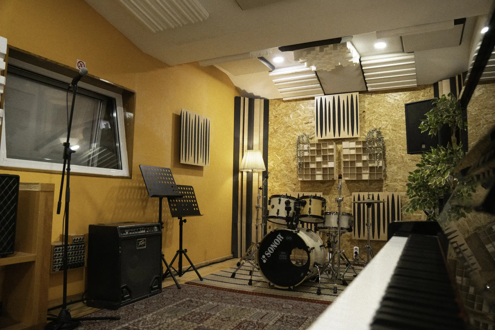 Bateria acústica profissional na Sala Principal de ensaio do estúdio