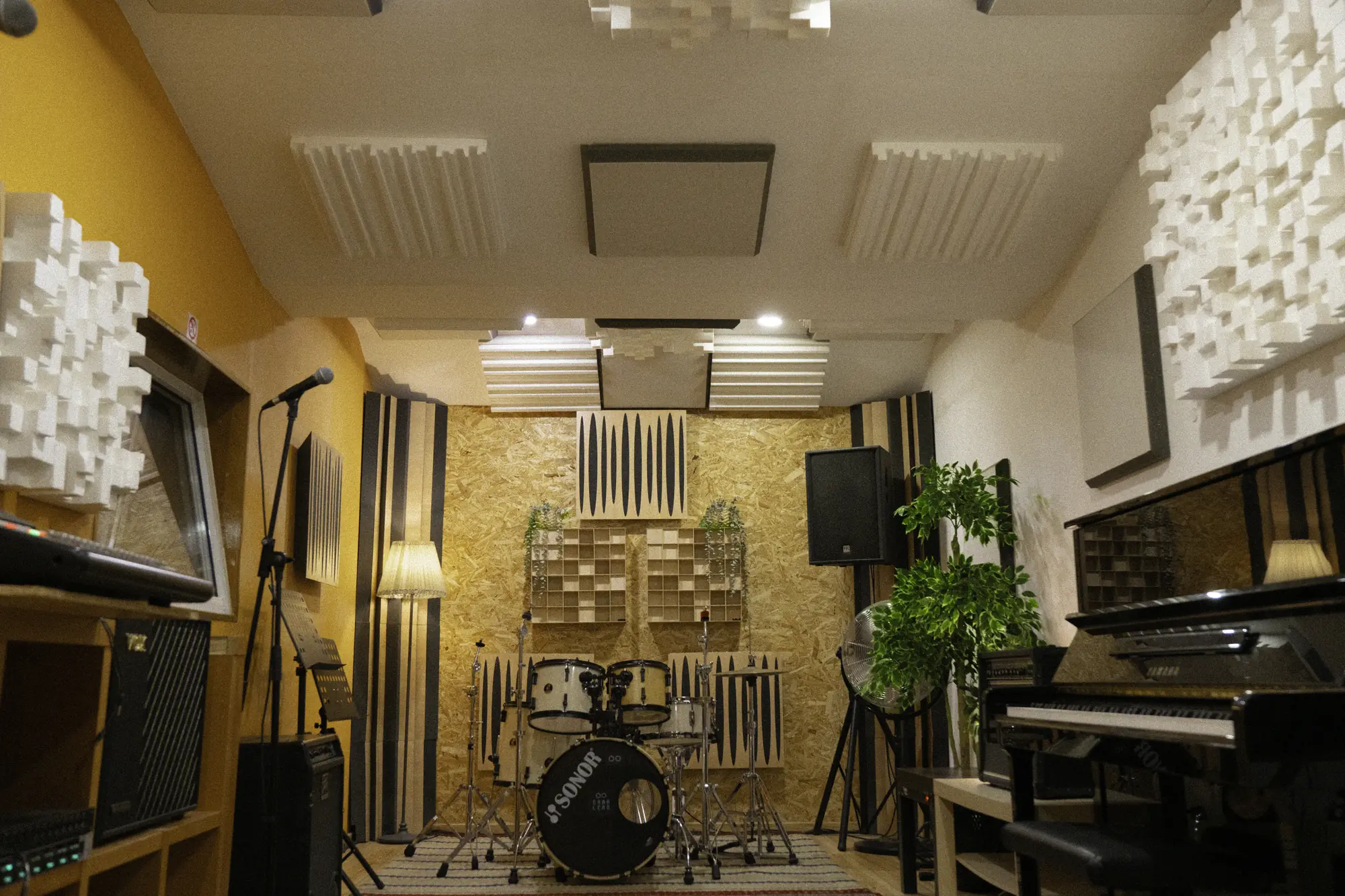 Ambiente inspirador para músicos na Sala Principal do Camaleão Estúdio