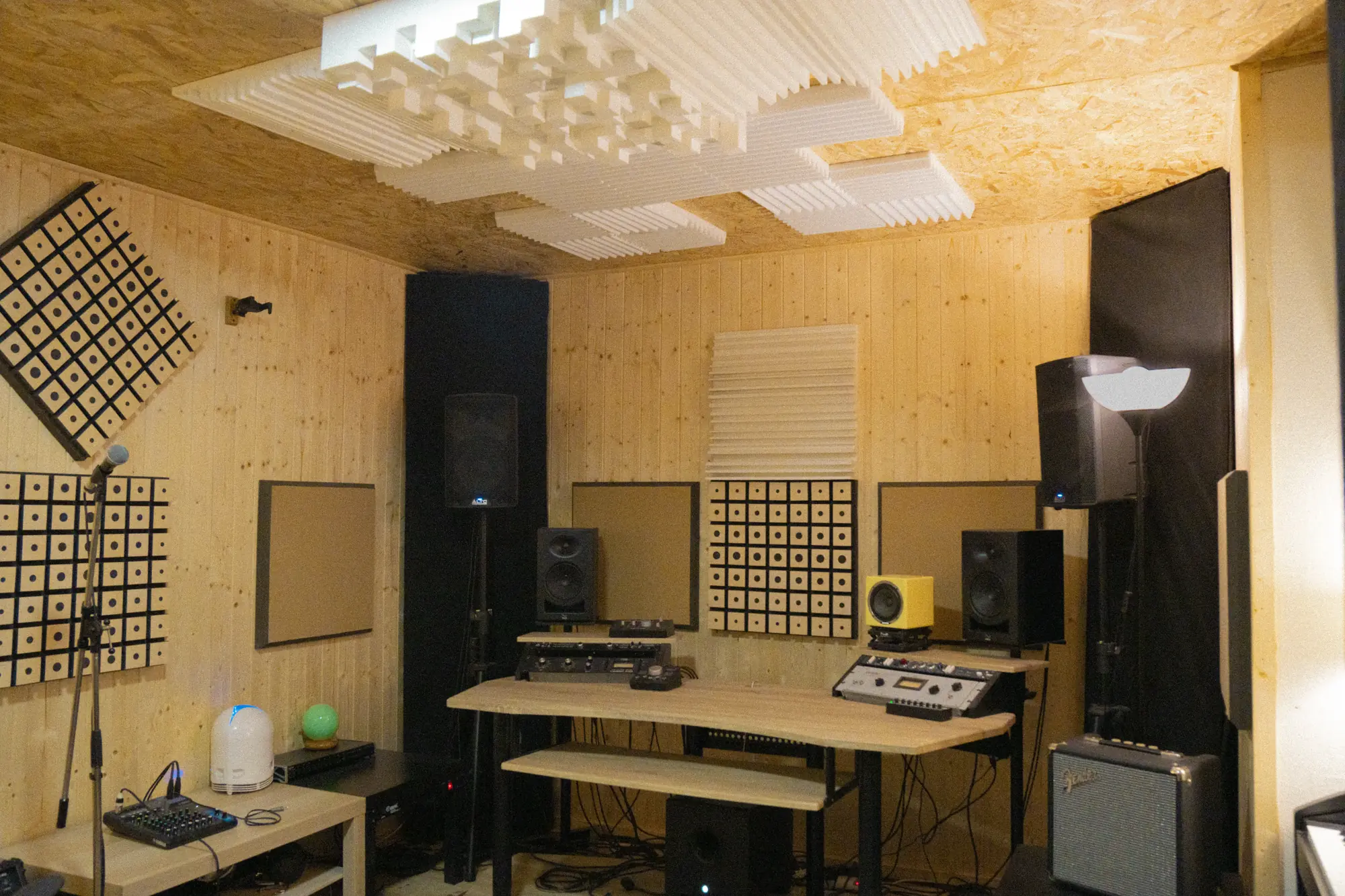 Sala de Produção Musical do Camaleão Estúdio com equipamento de mistura