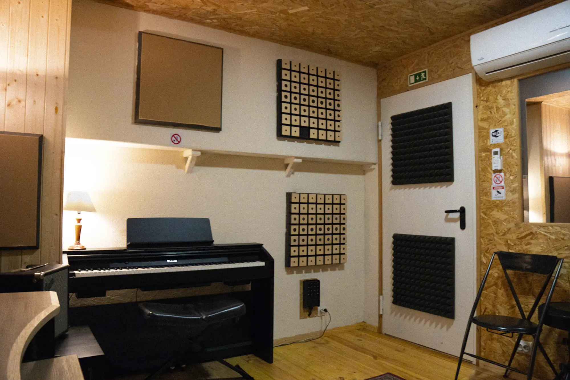 Monitores de estúdio e interface de áudio na Sala de Produção
