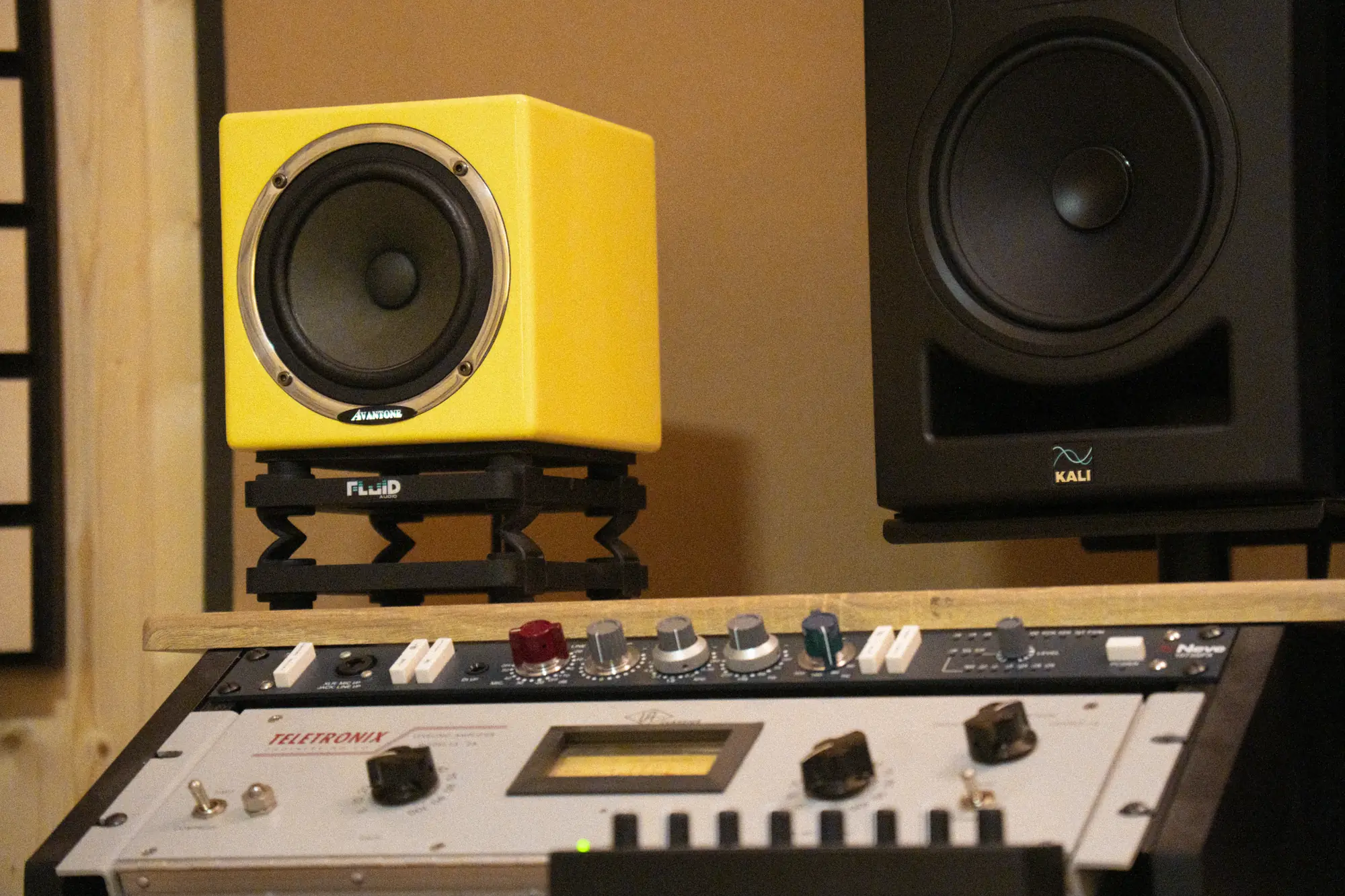 Controladores MIDI e teclado na Sala de Produção do Camaleão Estúdio