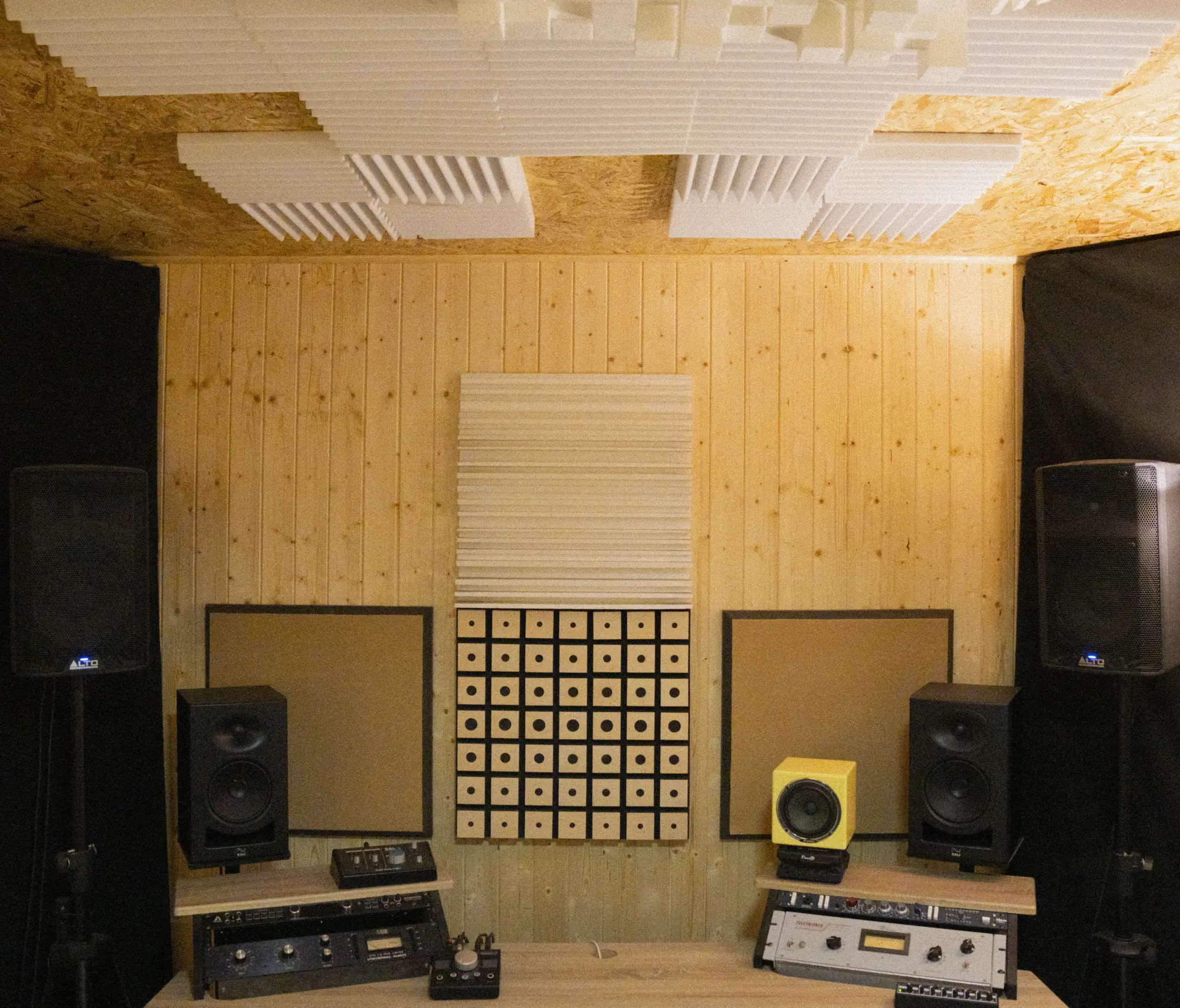 Equipamento profissional de produção de áudio na Sala de Produção