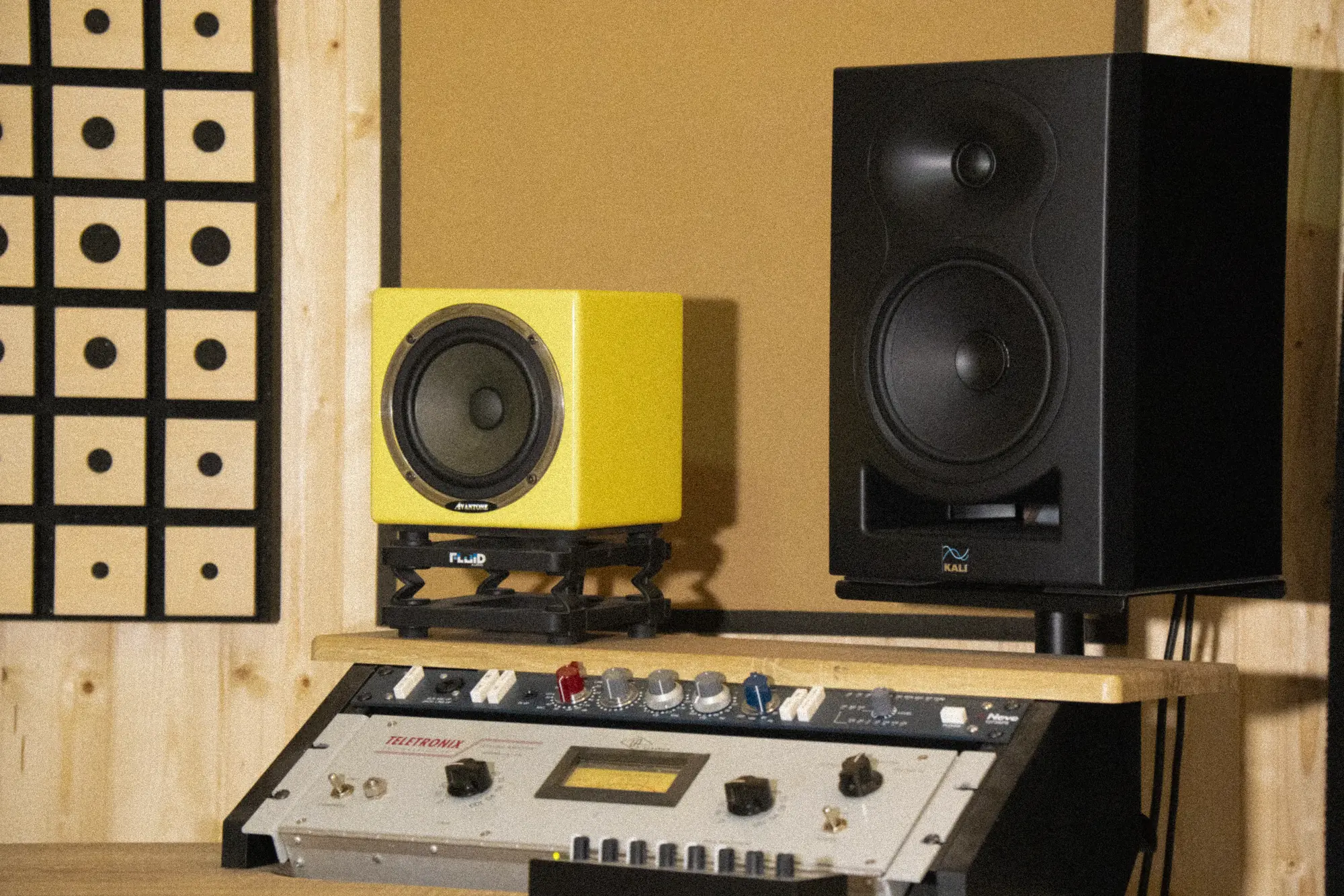 Acústica optimizada na Sala de Produção Musical do Camaleão Estúdio