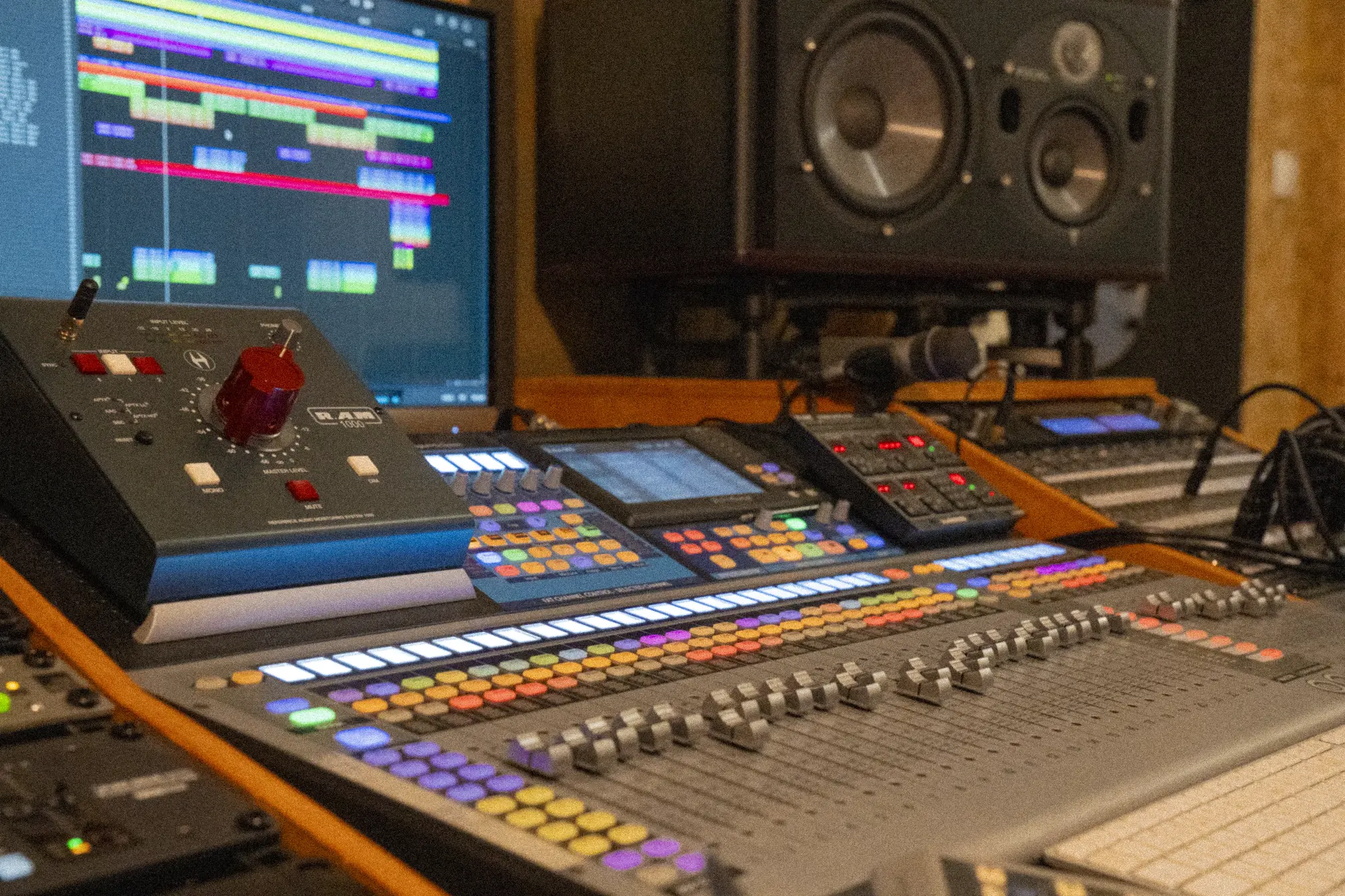 Preamps e equalizadores analógicos na Control Room do estúdio em Lisboa